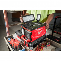 Аккумуляторный фонарь с функцией зарядного устройства на базе PACKOUT™ M18 POALC-0